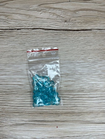 Glaspärla chip 7-8 mm, Turkos/Klar (10g)