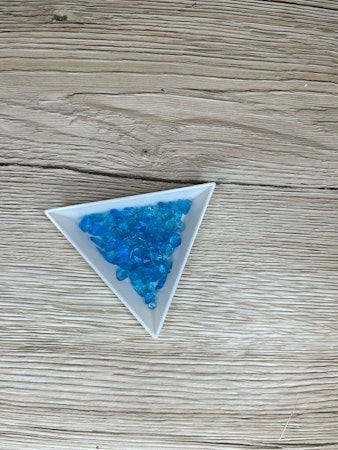 1 / 2 Syntetisk Sten Chip 5-10 mm, Turkos (10g)