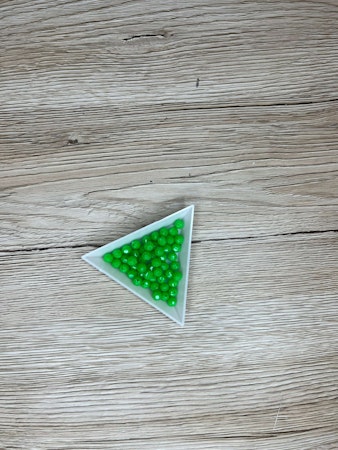 Akrylpärla facetterad opak 6 mm, Grön (50st)