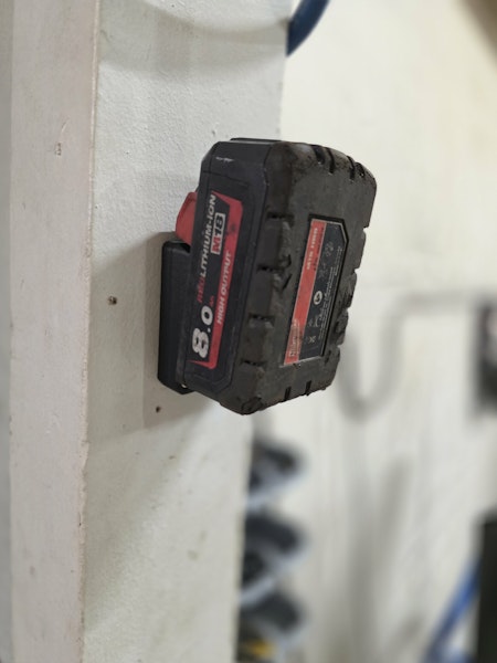 Hållare för Milwaukee M18-batterier – Väggmonterad förvaring
