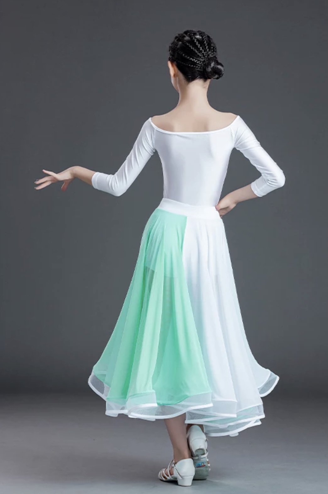 Standardklänning vit/grön strl 170 cm