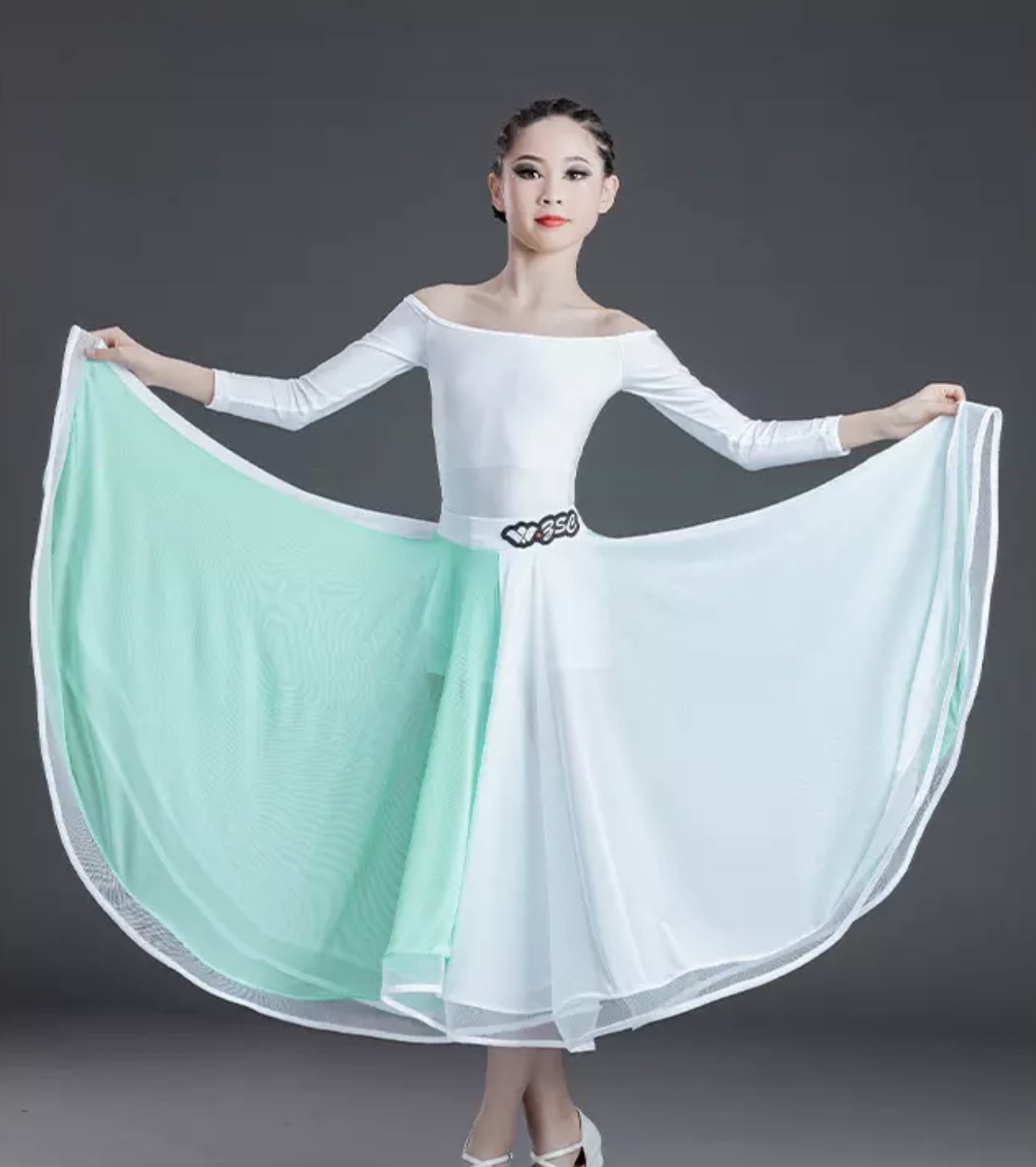 Standardklänning vit/grön strl 170 cm