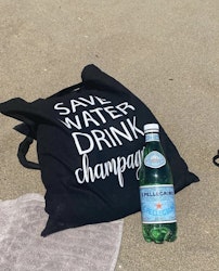 Tygkasse Save water drink champagne Svart