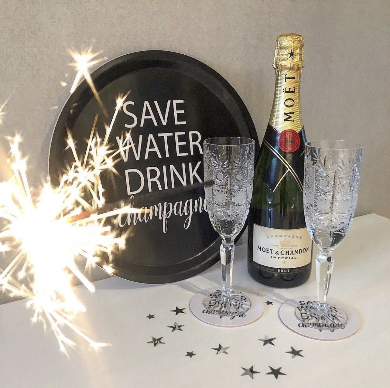 Bricka Rund Save Water Drink champagne