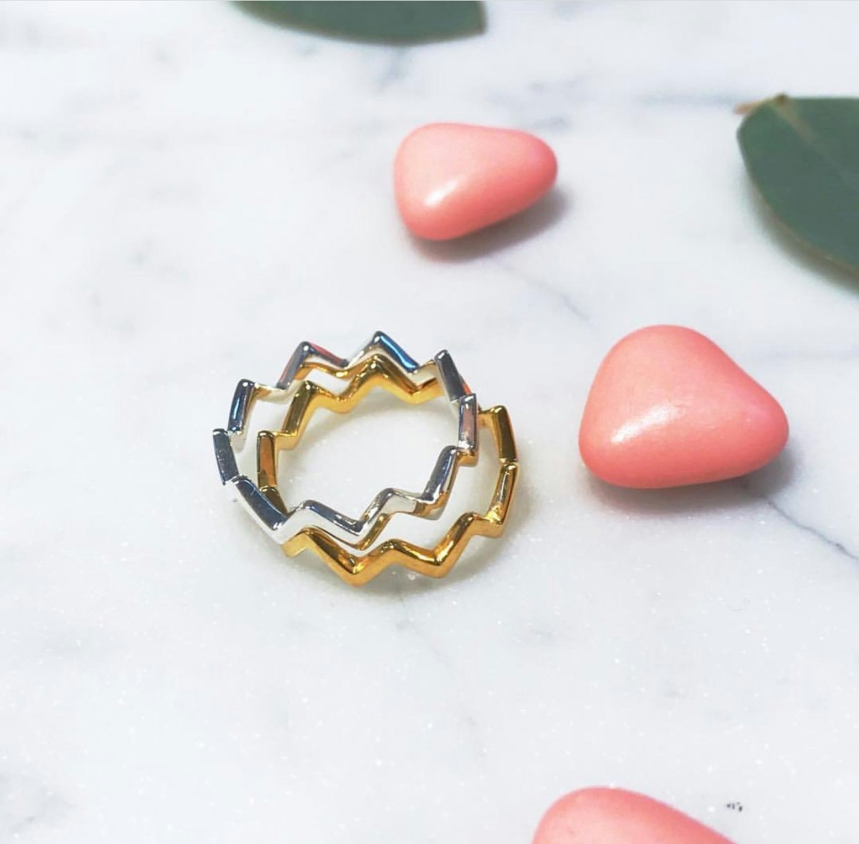 Strict Plain Zigzag  Ring. Guld