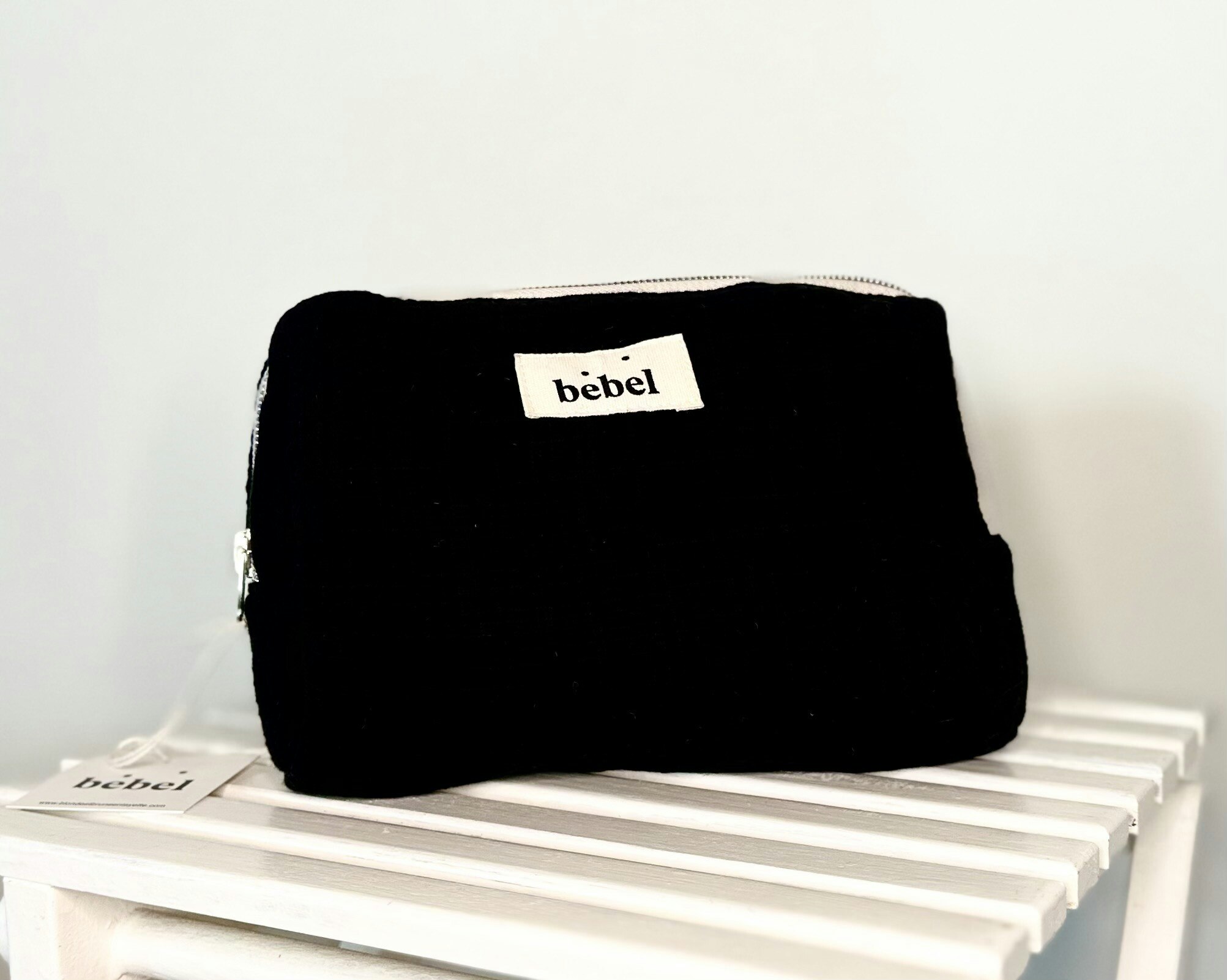 Necessär Svart, Bebel