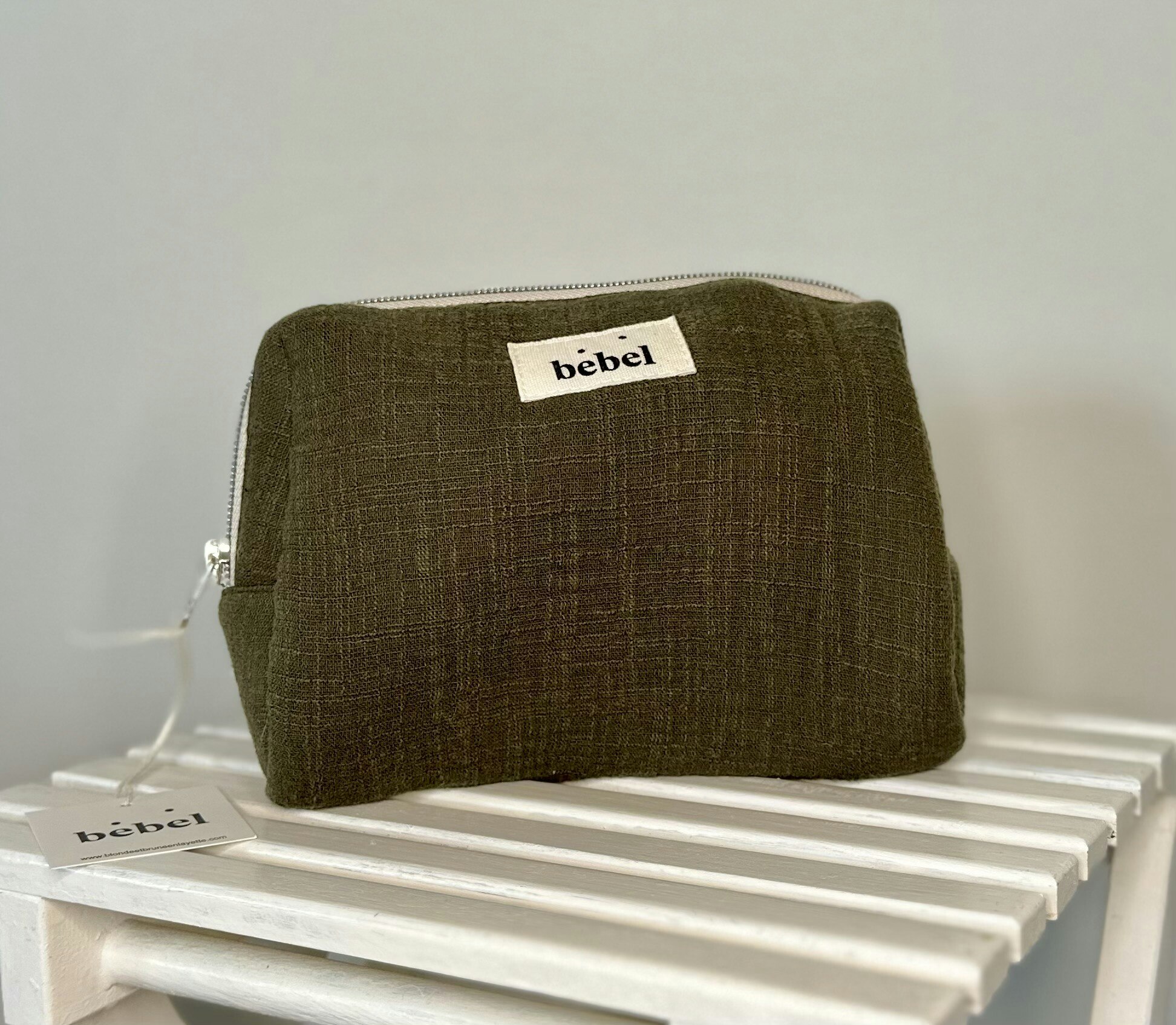 Necessär Khaki, Bebel
