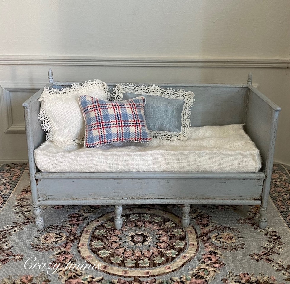 Patinerad blågrå soffa