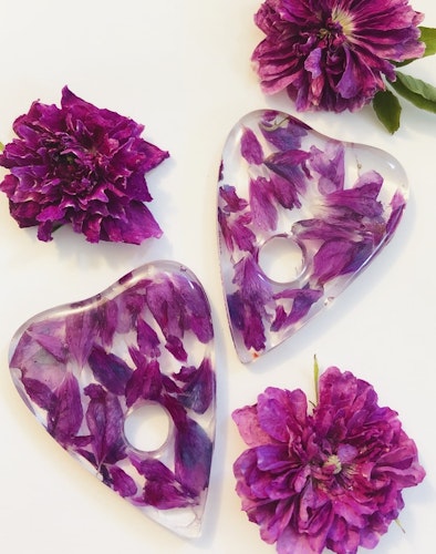 Ouija planchette - Rose petals