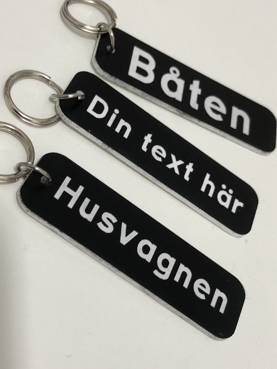 Nyckelring egen text - svart-vit