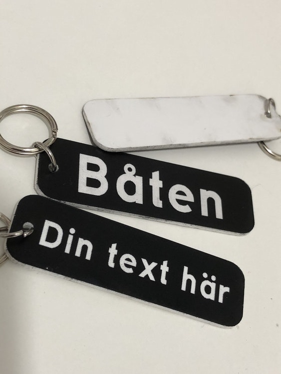 Nyckelring egen text - svart-vit