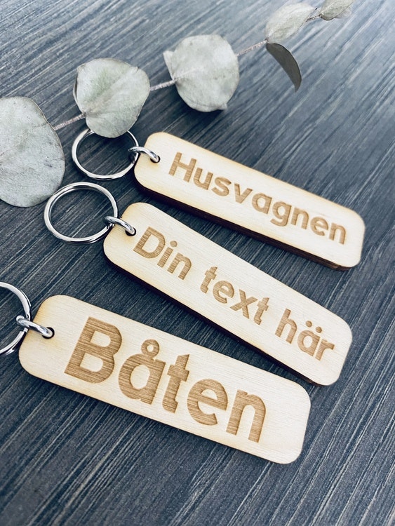 Nyckelring egen text - trä - Twig & Dot