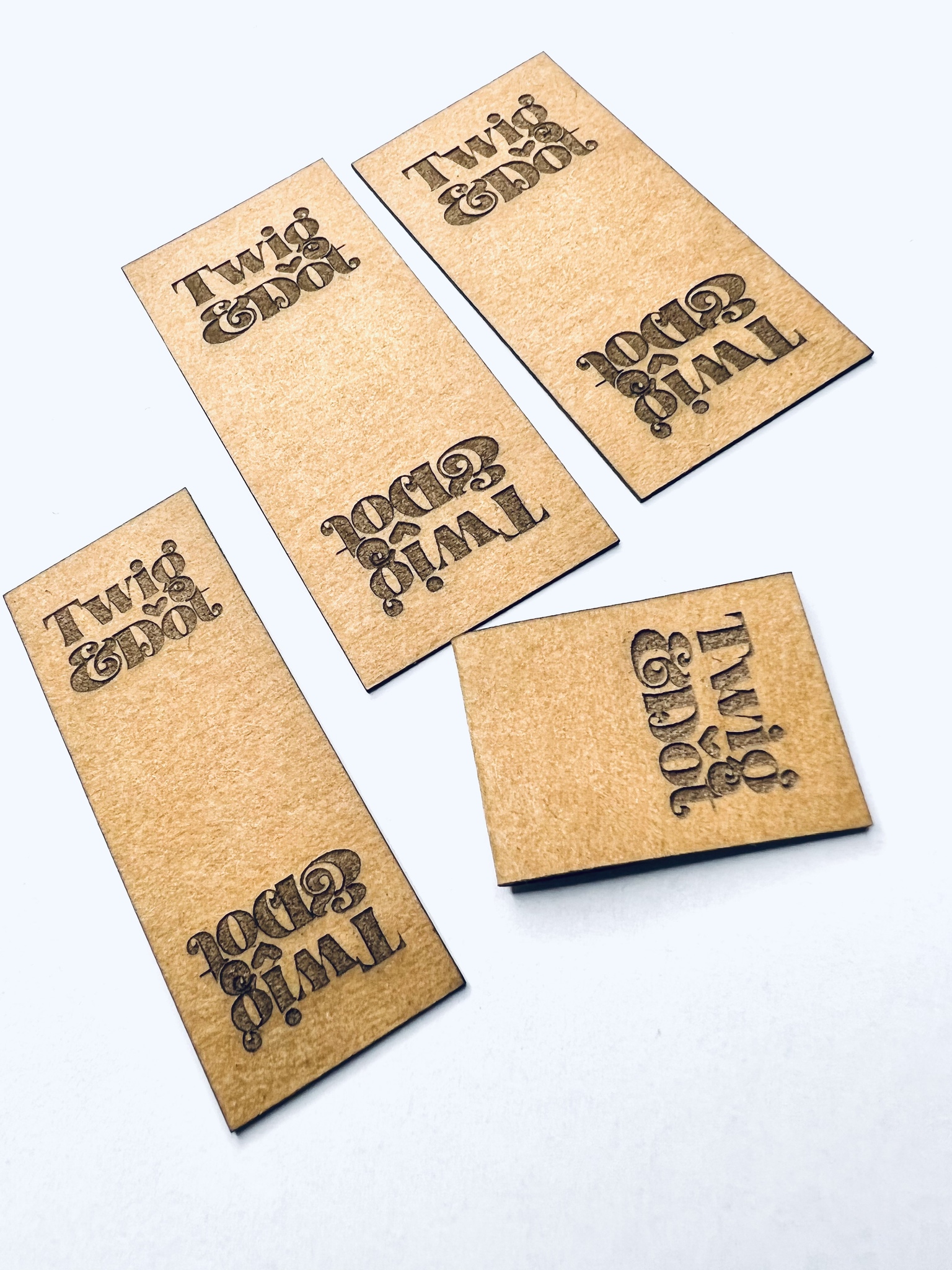 10-pack dubbelvikt etikett i konstläder - egen logotyp
