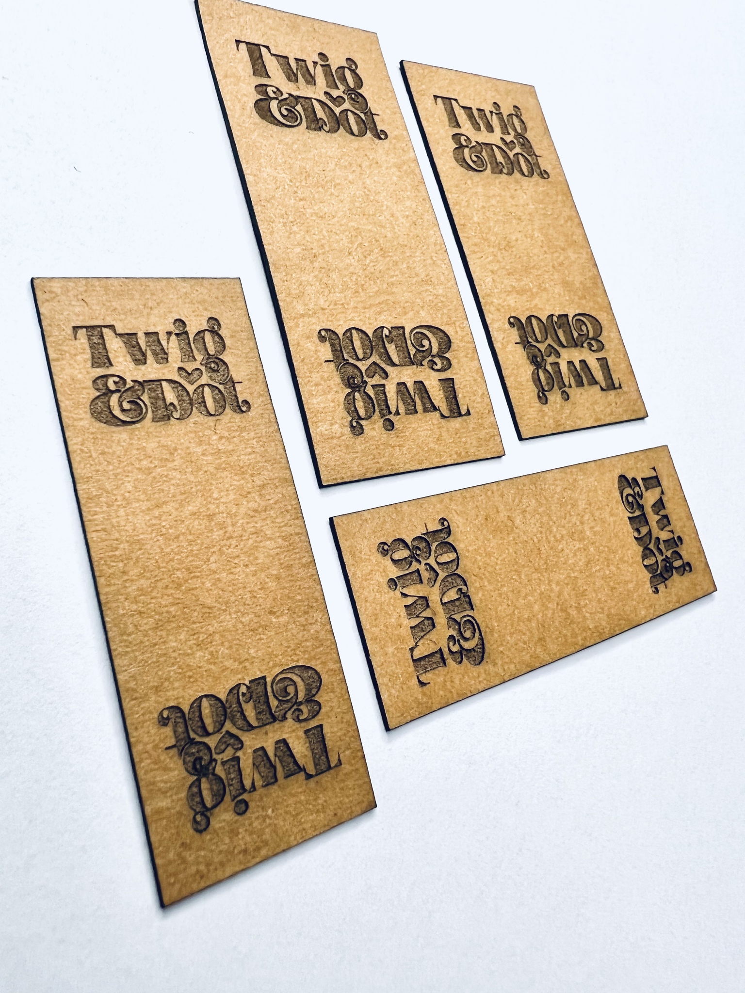 10-pack dubbelvikt etikett i konstläder - egen logotyp