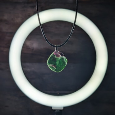 Naturharmoni – Hållbart Halsband i Återvunnet Kristallglas