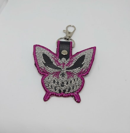Broderad nyckelring - Skullifly