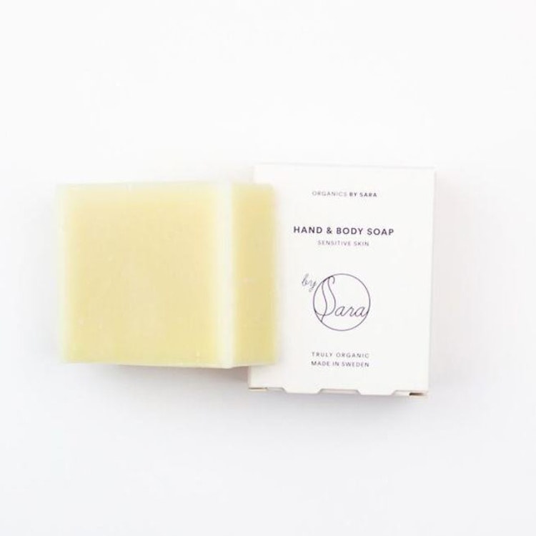 Organics By Sara Soap Hand Hair Body Sensitive Skin kommer i ask lyxig av vit papp.