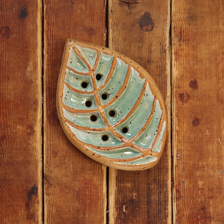 Mintgrönt tvålfat i keramik, lövformat. Design Mokk of Sweden, i samarbete med Malin i Ratan