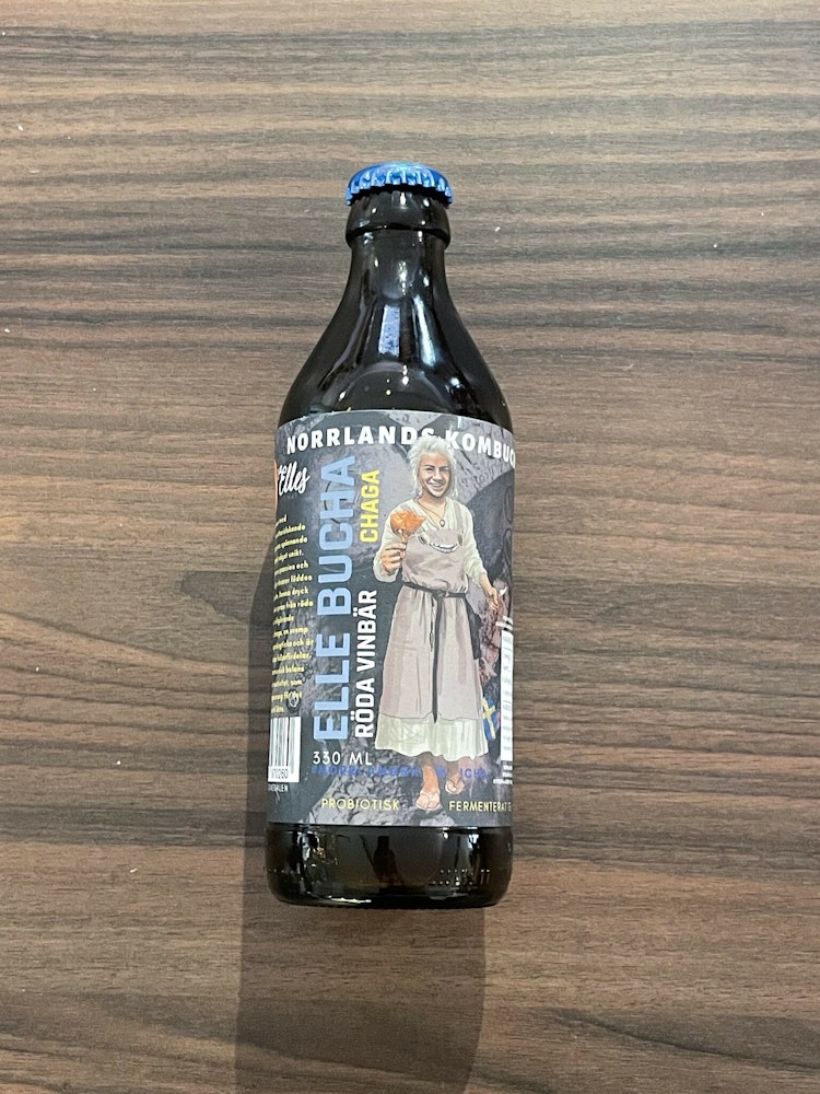 kombucha i tjock brun glasflaska med grå ettikett
