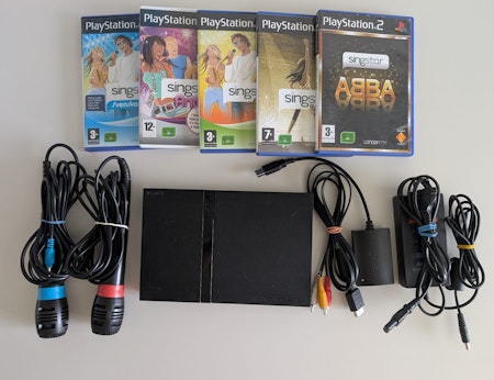 PlayStation 2 Slim , Chippad – Komplett SingStar-paket