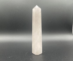 Rosenkvarts obelisk