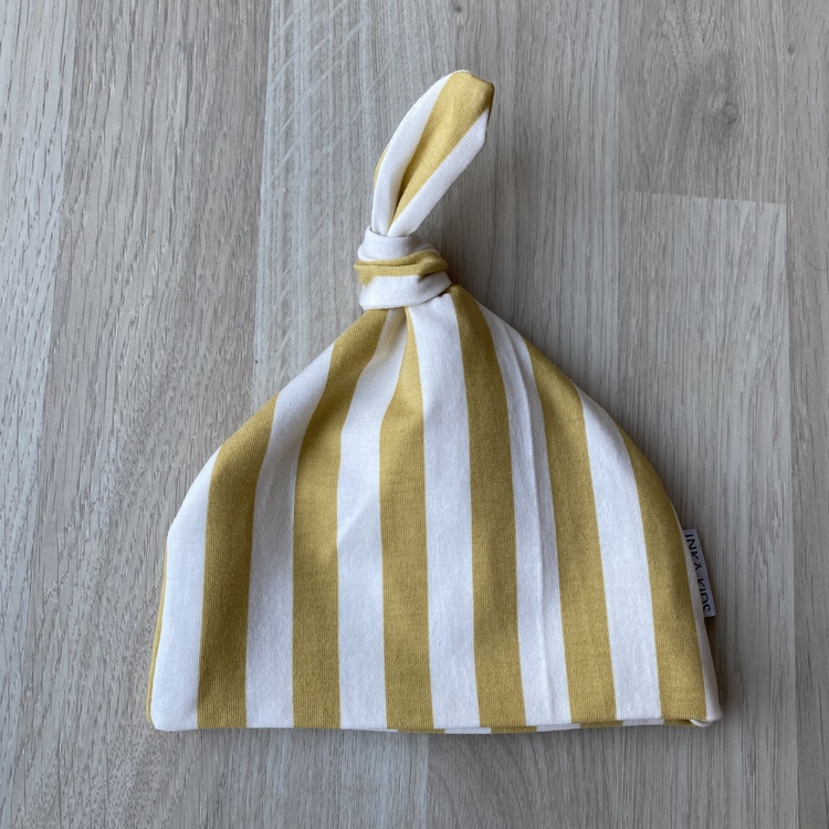 Vertical stripes gold creme babymössa med knut