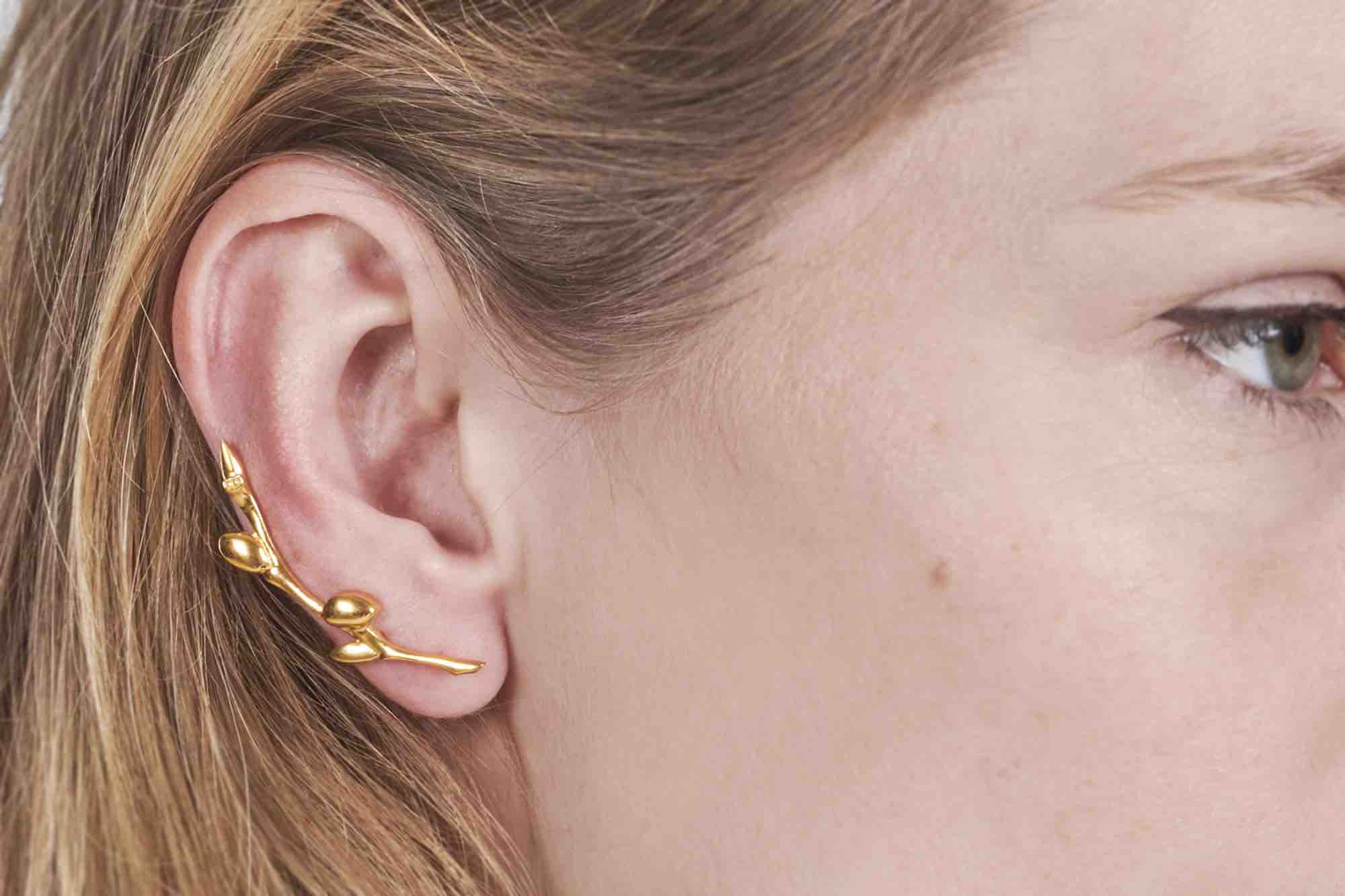 Soldiser Embla Gold Earring right on model