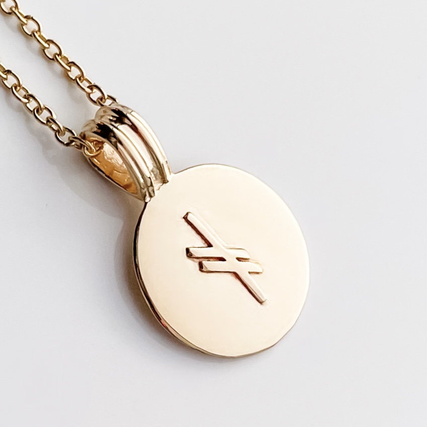 Soldiser Rune Pendant As Gold Necklace Zoomed in