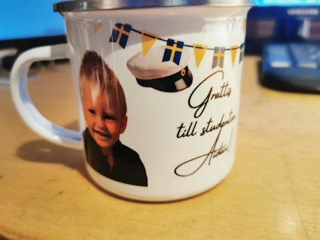 porslin kopp med ett motiv på