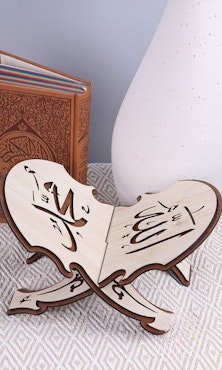 Koranställ-Iqra. I Träd med arabisk kalligrafi.