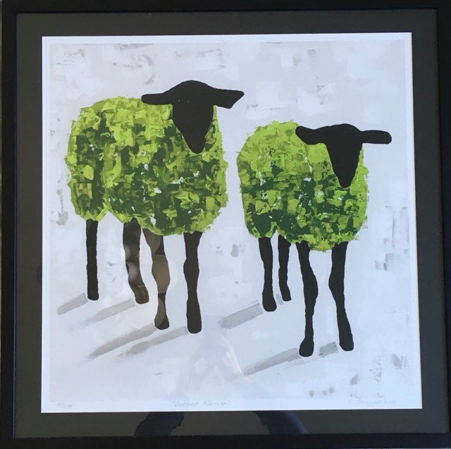 Färgglad tavla med får. Fårtavlor av C.Brüggmann har spridit sig runtom i världen. Grön tavla.