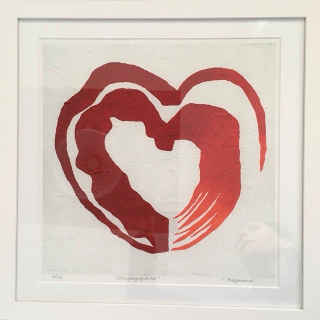 Tavla med rött hjärta. Konst med kärlekstema av C.Brüggmann. Konst till hemmet.