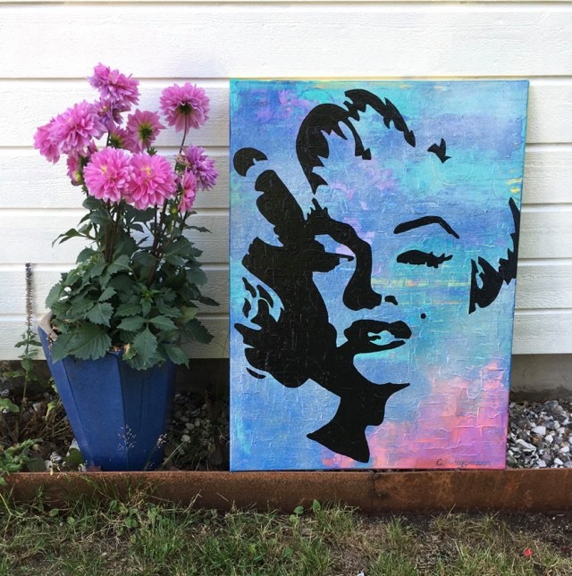 Inred ditt hem med konst och matchande blommor tex. Här har C.Brüggmann målat Marilyn Monroe.