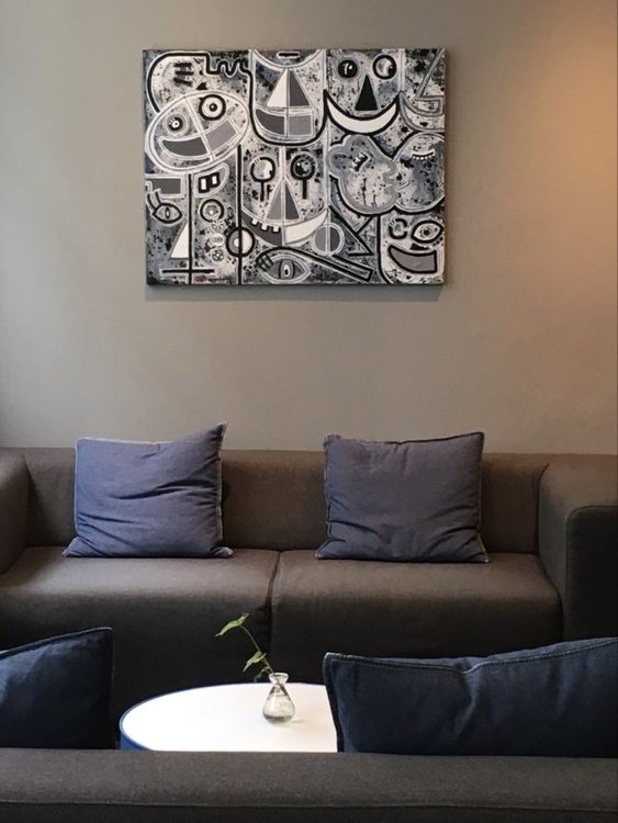 Svensk stilren konst att hänga i ditt sovrum, konst till vardagsrummet eller köket. Denna svart-vit-gråa tavla passar överallt.