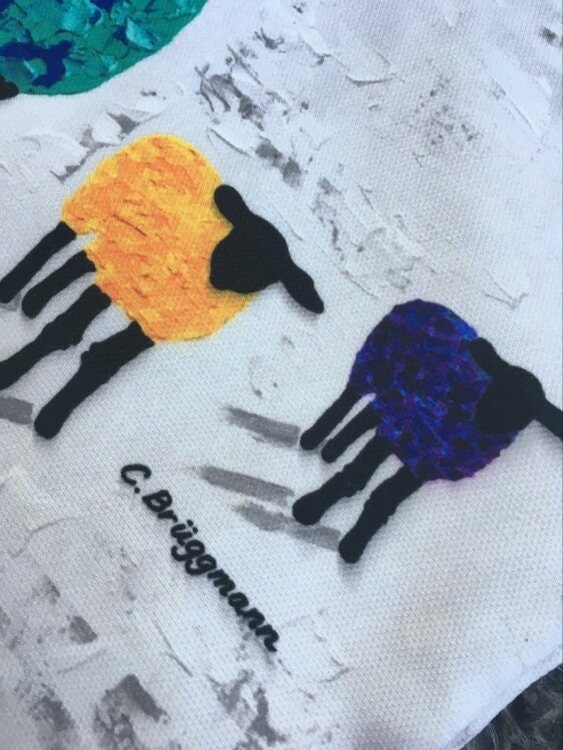 Flera olika fårsaker med fårmotiv finner du på cbruggmann.se. Färgglada kuddfodral tex.