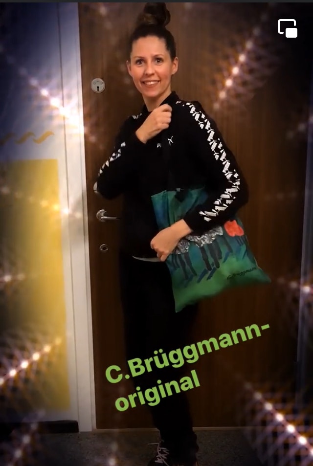 Catharina Brüggmann poserar med sin egen design på smart tygkasse med olika längder på 2 olika handtag.