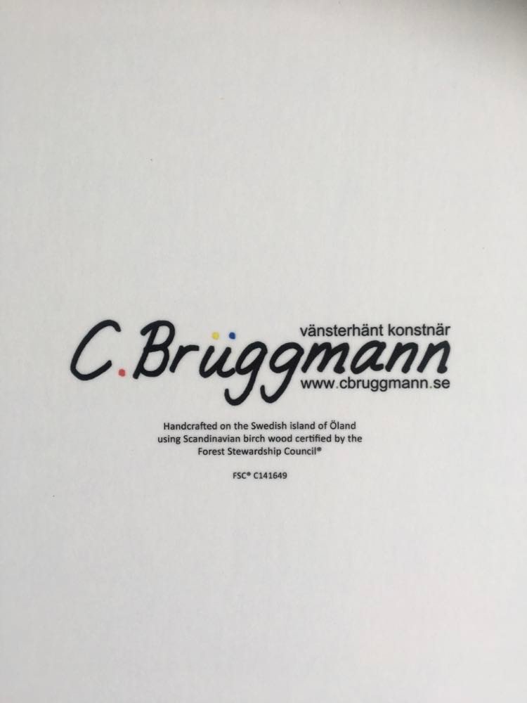 Baksidan på en C.Brüggmann-bricka talar om att det är både svensk design samt att träbrickan är tillverkad i Sverige.