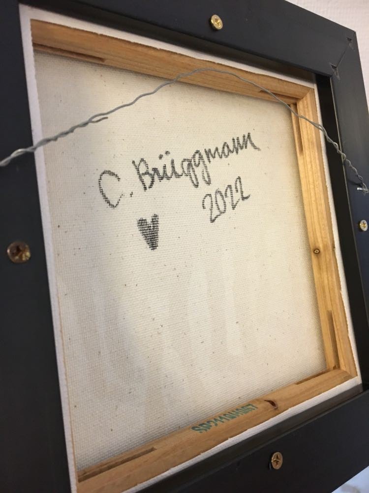 C.Brüggmanns originalkonst signeras alltid på både bak- och framsida. Besök hennes öppna ateljé under påsken!