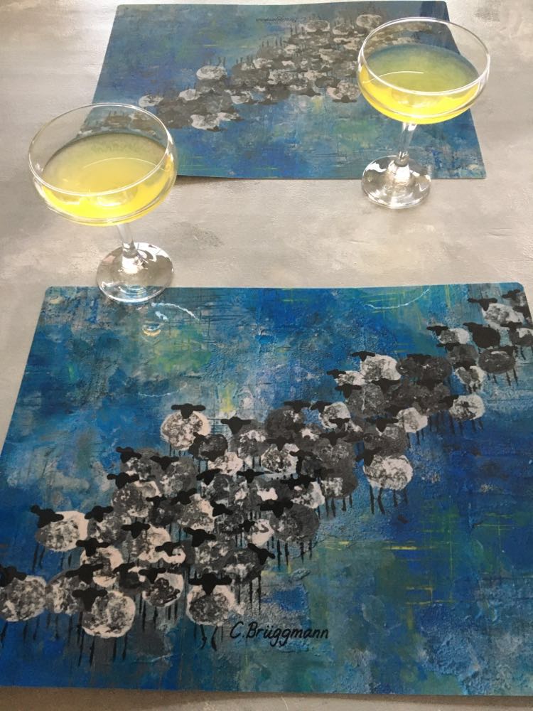 Blå bordstablett eller tallriksunderlägg som det också kallas med fårtema. Många målade grå gotlandsfår.