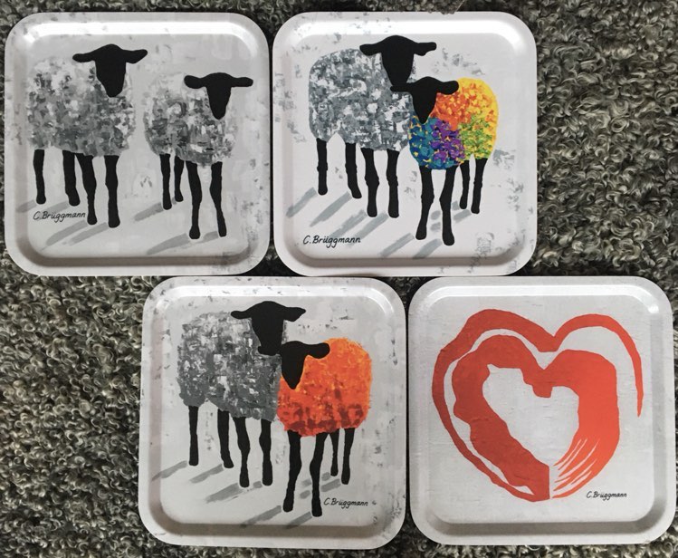 Snygga färgstarka brickor med får och hjärtan i perfekt fika och lunchstorlek, 32 x32 cm.