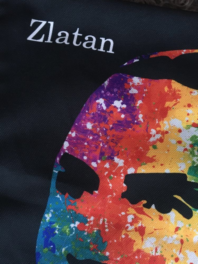 Zlatan-Kudde att njuta av i ditt hem varje dag. Kudden är en supersnygg inredningsdetalj i en massa färger.