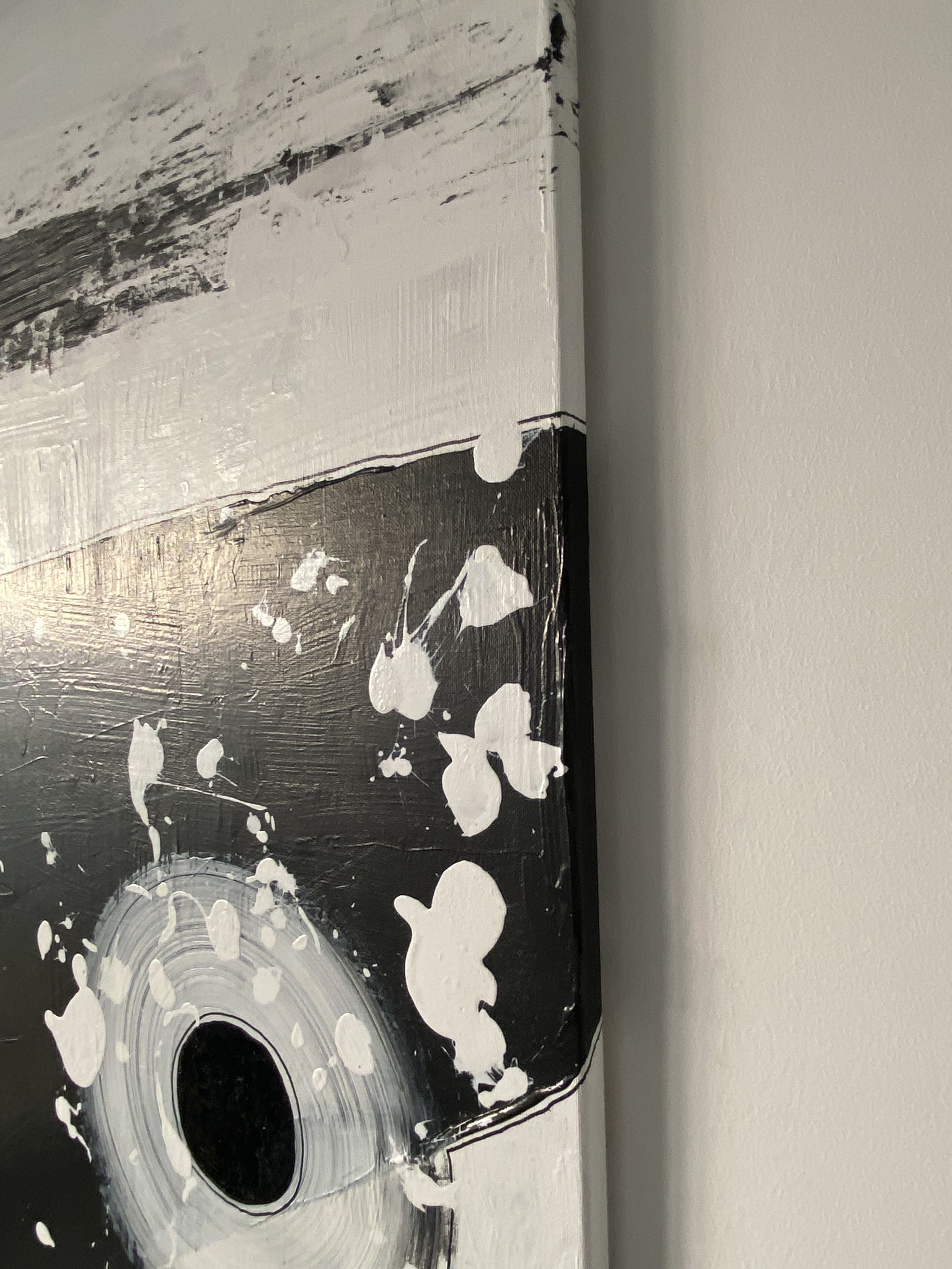 Snygg svart och vit tavla. Abstrakt måleri som kan köpas online på cbruggmann.se