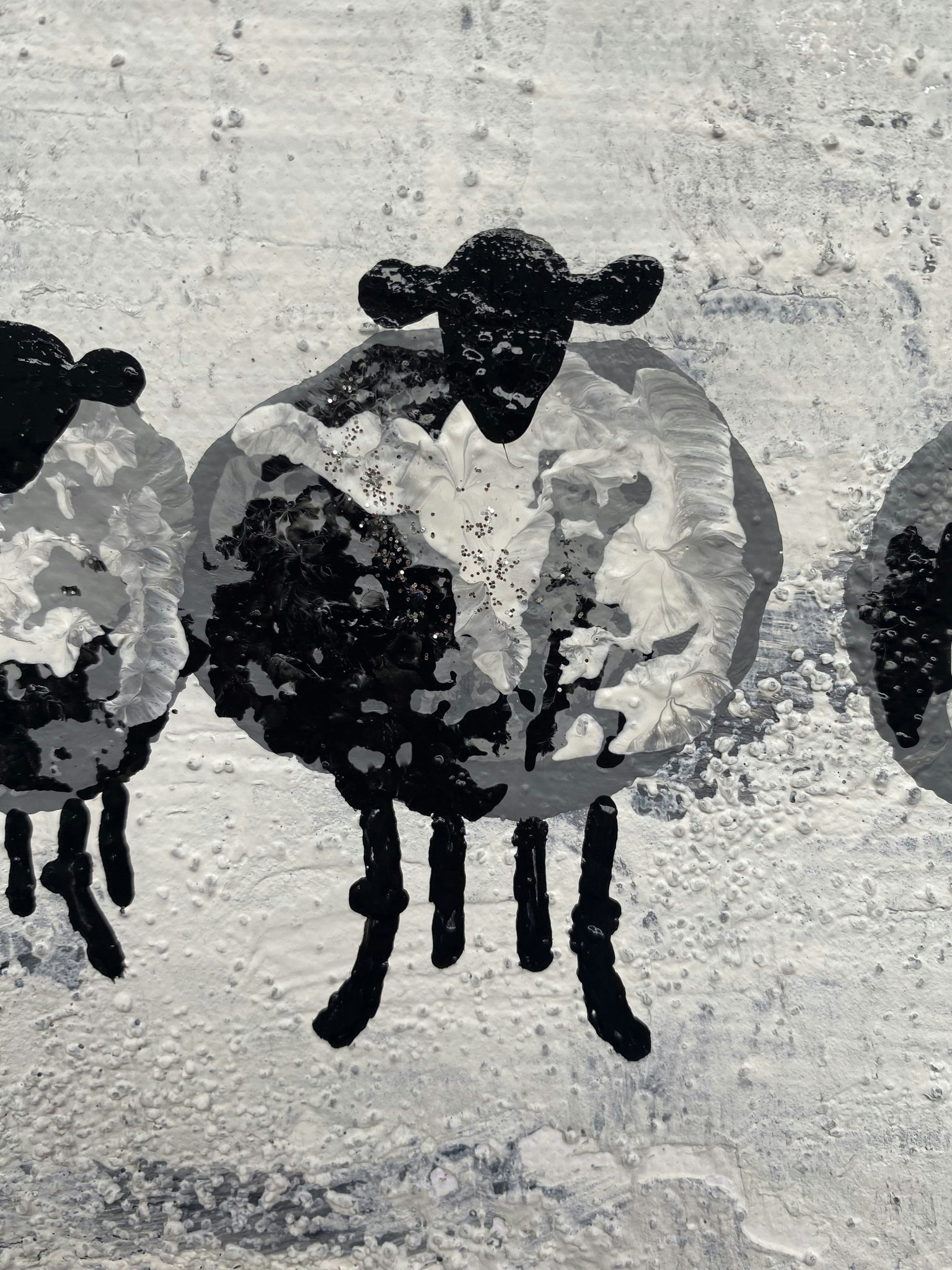 Konstnären från Helsingborg älskar får och har här målat gotlandsfår på ett stilrent snyggt sätt.