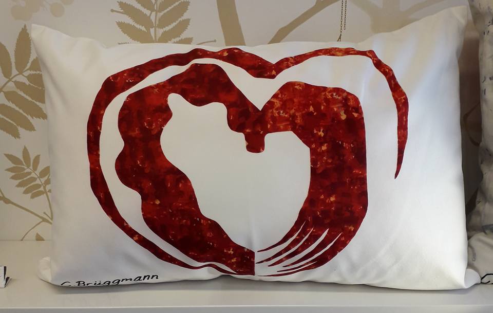 Hjärtkudde i design av C.Brüggmann. Hjärtkuddar förhöjer soffan. Kudde med hjärta av cbruggmann.se