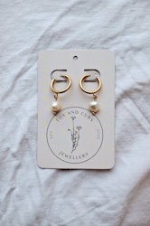 24k gullbelagte hoops med ferskvannsperler