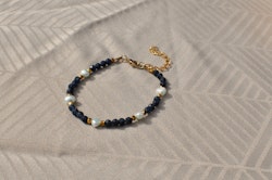 Armbånd med saffirer og ferskvannsperler