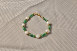 Armbånd med jade og ferskvannsperler