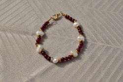 Armbånd med garnet og ferskvannsperler