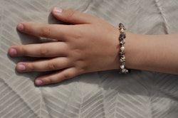Armbånd med agat og ferskvannsperler