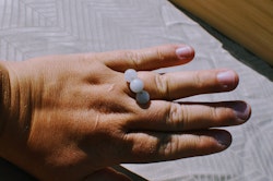 Håndlaget Ring med Aquamarine Perler